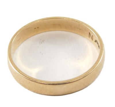 Lot 609 - A 9ct gold wedding band, size O, 2.1g.