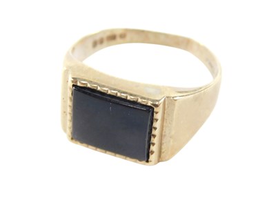 Lot 596 - A lady's 9ct gold and black onyx signet...