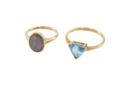 Lot 90 - An opal doublet ring, in yellow metal, stamped...