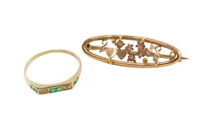 Lot 92 - An emerald and diamond ring, set with three...