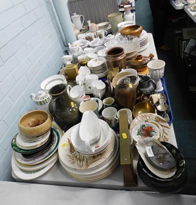Lot 2209 - Housewares, ceramics, and glasswares, to...