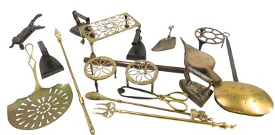 Lot 1007 - A quantity of brass and other metal wares, to...