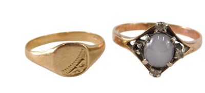 Lot 624 - A moonstone and diamond ring, the cabochon...
