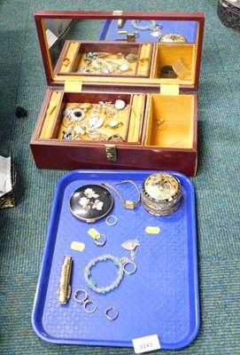 Lot 2243 - Costume jewellery, to include brooches, stone...