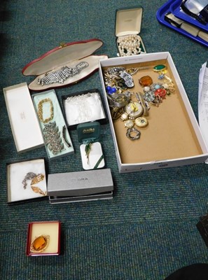 Lot 2244 - Costume jewellery, to include a Sekonda lady's...