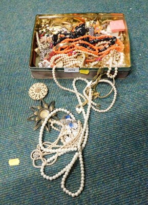 Lot 2252 - Costume jewellery, to include faux pearl...