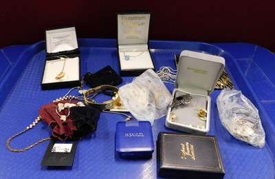 Lot 2258 - Costume jewellery, to include pendants, stud...