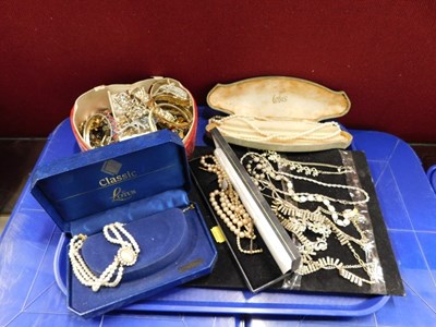 Lot 2262 - Costume jewellery, to include faux pearl...