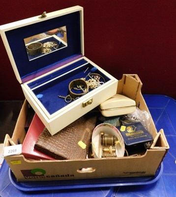 Lot 2268 - Costume jewellery, to include faux pearl...
