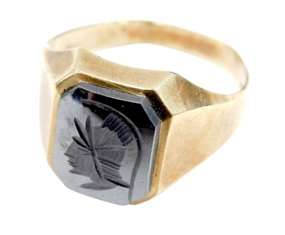 Lot 69 - A 9ct gold and black onyx gentlemens signet...