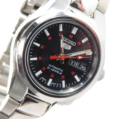 Lot 706 - A Seiko ladies stainless steel cased...