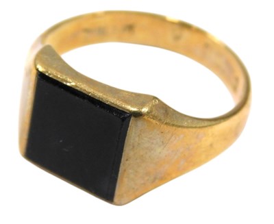 Lot 671 - A 9ct gold and black onyx signet ring, size...