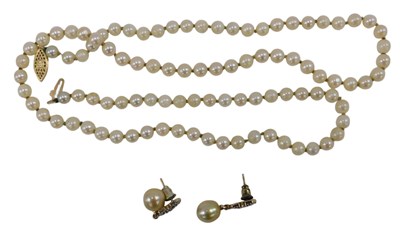 Lot 666a - A string of cultured pearls, on a 9ct gold...