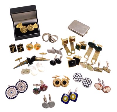 Lot 566 - Assorted gentleman's silver and dress...