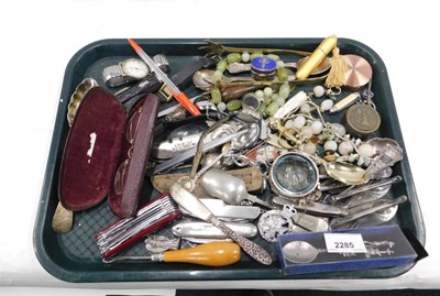 Lot 2285 - A quantity of costume jewellery, various pens,...