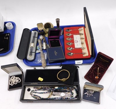 Lot 2287 - Miscellaneous items, to include a plain ash...