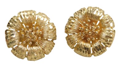 Lot 552 - A pair of 9ct gold flowerhead earrings, 7.5g.