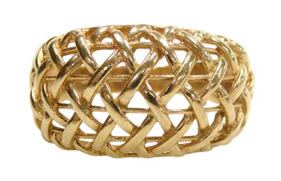 Lot 582 - A 9ct gold ring, in an open plaid design, size...