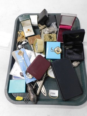 Lot 2295 - Miscellaneous items, to include silver handled...
