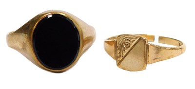 Lot 246 - A gentleman's onyx signet ring, in yellow...