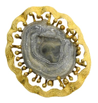 Lot 556 - An 18ct gold and druzy agate brooch, in an...