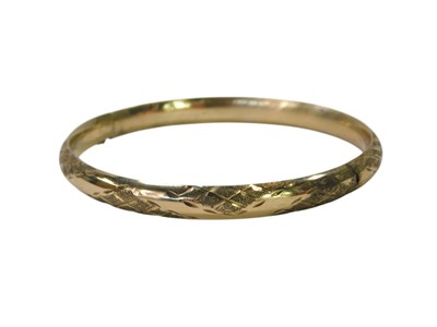 Lot 91 - A hinged bangle, with cross hatched decoration,...