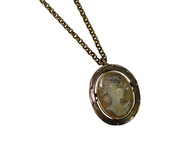 Lot 86 - A cameo brooch/pendant, depicting a lady in...