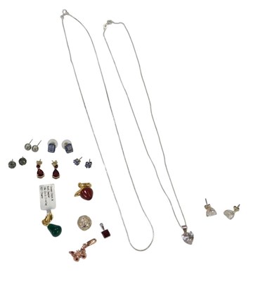 Lot 104 - A group of jewellery, to include a green onyx...