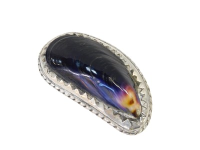 Lot 78 - A Scottish silver mussel shell mounted snuff...