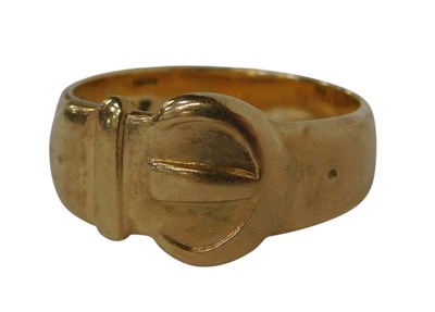 Lot 112 - A 9ct gold belt and buckle ring, size L, 4.3g.