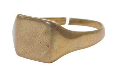 Lot 113 - A 9ct gold gentleman's signet ring, cut, size...