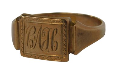 Lot 128 - A 9ct gold gentleman's signet ring, initial...