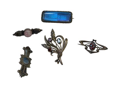 Lot 132 - Five silver and white metal stone set brooches,...