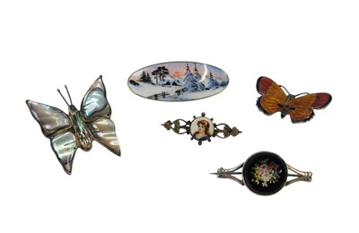 Lot 134 - A group of silver and white metal brooches, to...