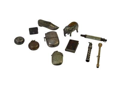 Lot 162 - A group of collectables, to include a plated...