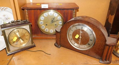 Lot 2005 - Three mantel clocks, comprising a Smith oak...