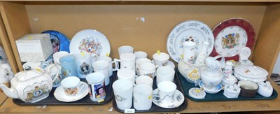 Lot 2035 - Commemorative wares, to include an Elizabeth...