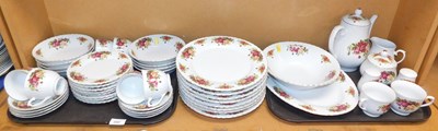 Lot 2067 - A Tienshan part tea and dinner service,...