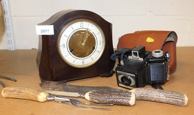 Lot 2077 - A Smith's Bakelite mantel clock, 19cm high,...