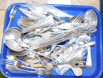 Lot 2151 - Various flatware, to include cake slices, fish...