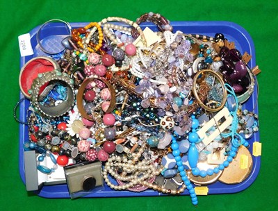 Lot 2200 - Costume jewellery, to include bangles, beaded...