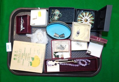 Lot 2202 - Costume jewellery, to include an amethyst...
