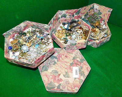 Lot 2203 - Costume jewellery, to include mid century clip...