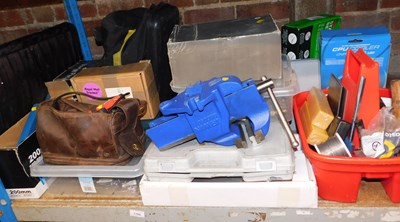 Lot 1162 - A quantity of tools, to include an Irwin vice,...