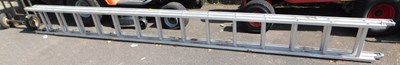 Lot 1128 - An extending ladder.