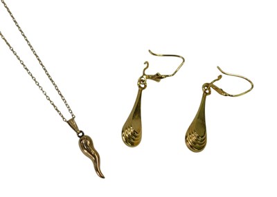Lot 147 - A 9ct gold chilli pendant, on a fine link...