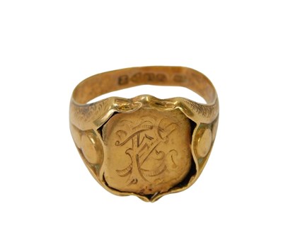 Lot 37 - A gentleman's 18ct gold signet ring, of shield...