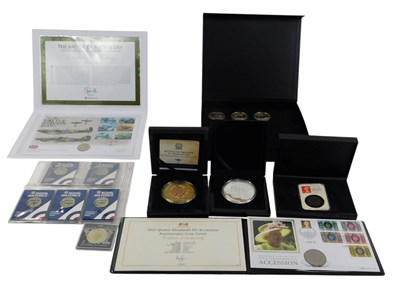 Lot 199 - A group of commemorative coinage, to include...