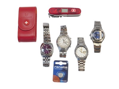 Lot 414 - Four gentleman's Seiko wristwatches, stainless...