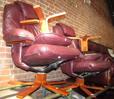 Lot 1016 - A pair of Stressless style lounge chairs,...